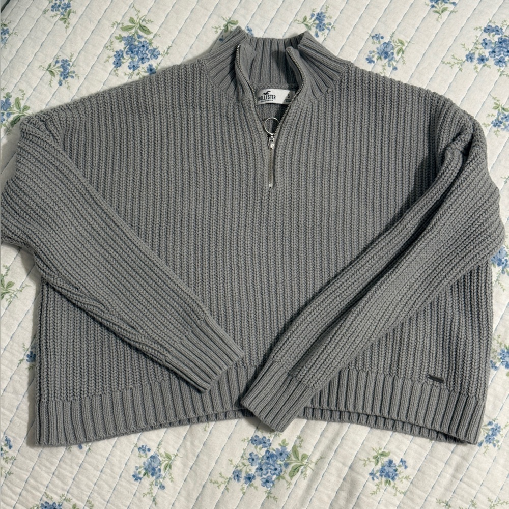 Hollister Women's Gray Zip-Up Sweater
